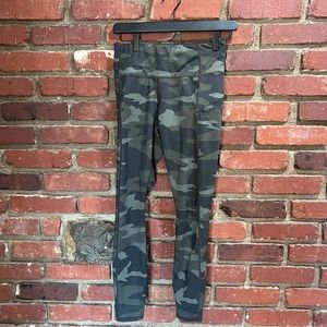 Athleta Women’s Camo 7/8 Length Legging‎ Size XS-Flaws Noted
